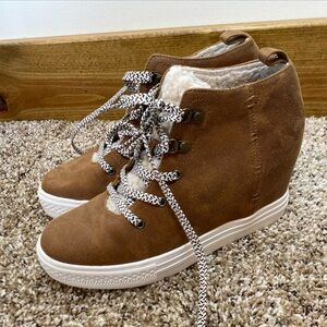 Not Rated Tan Tiburon Platform Wedge Shoes Boots Sherpa Womens Size 10 Lace Up